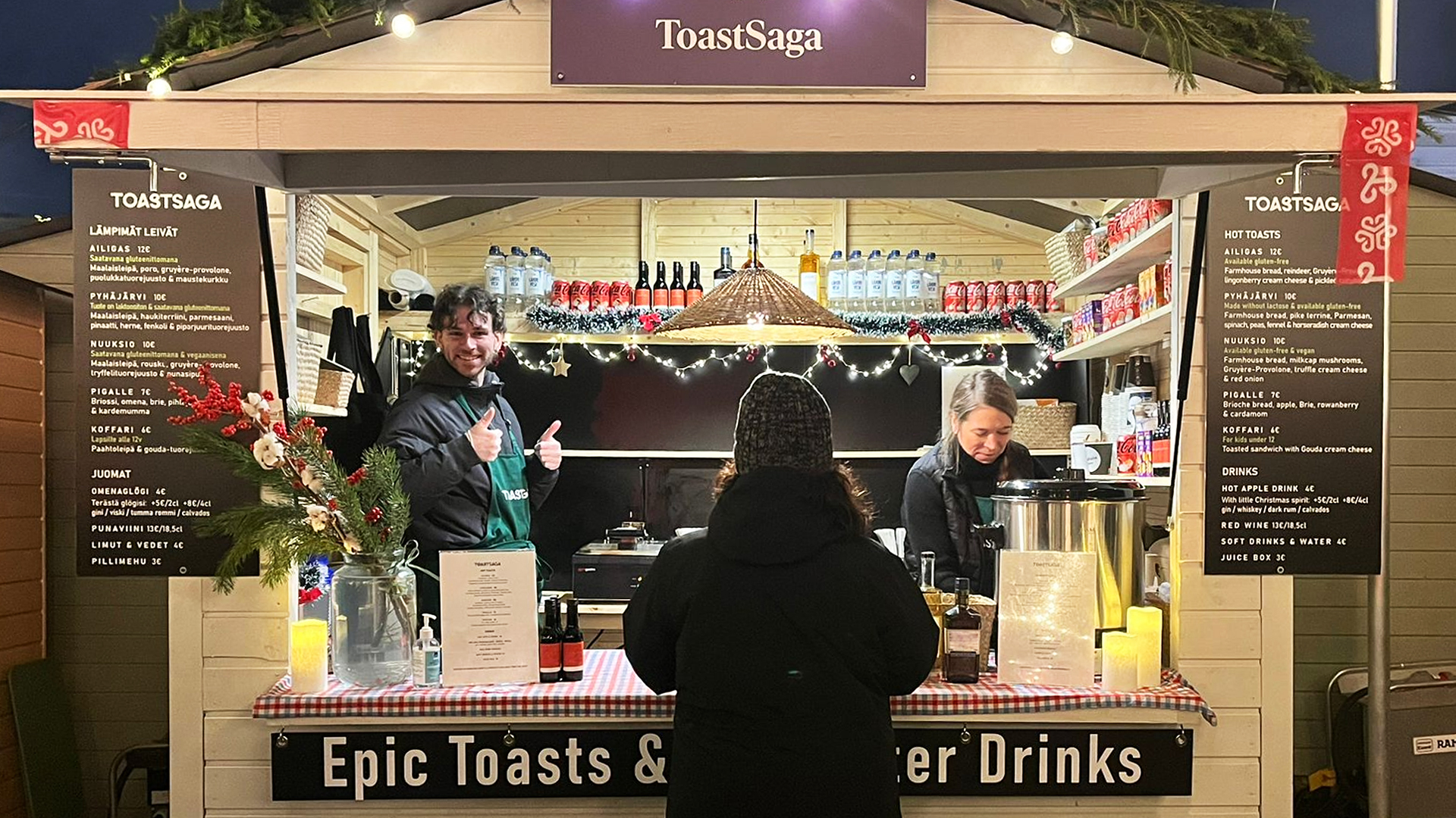 Lapsi syö ToastSagan toastia talvisella torilla